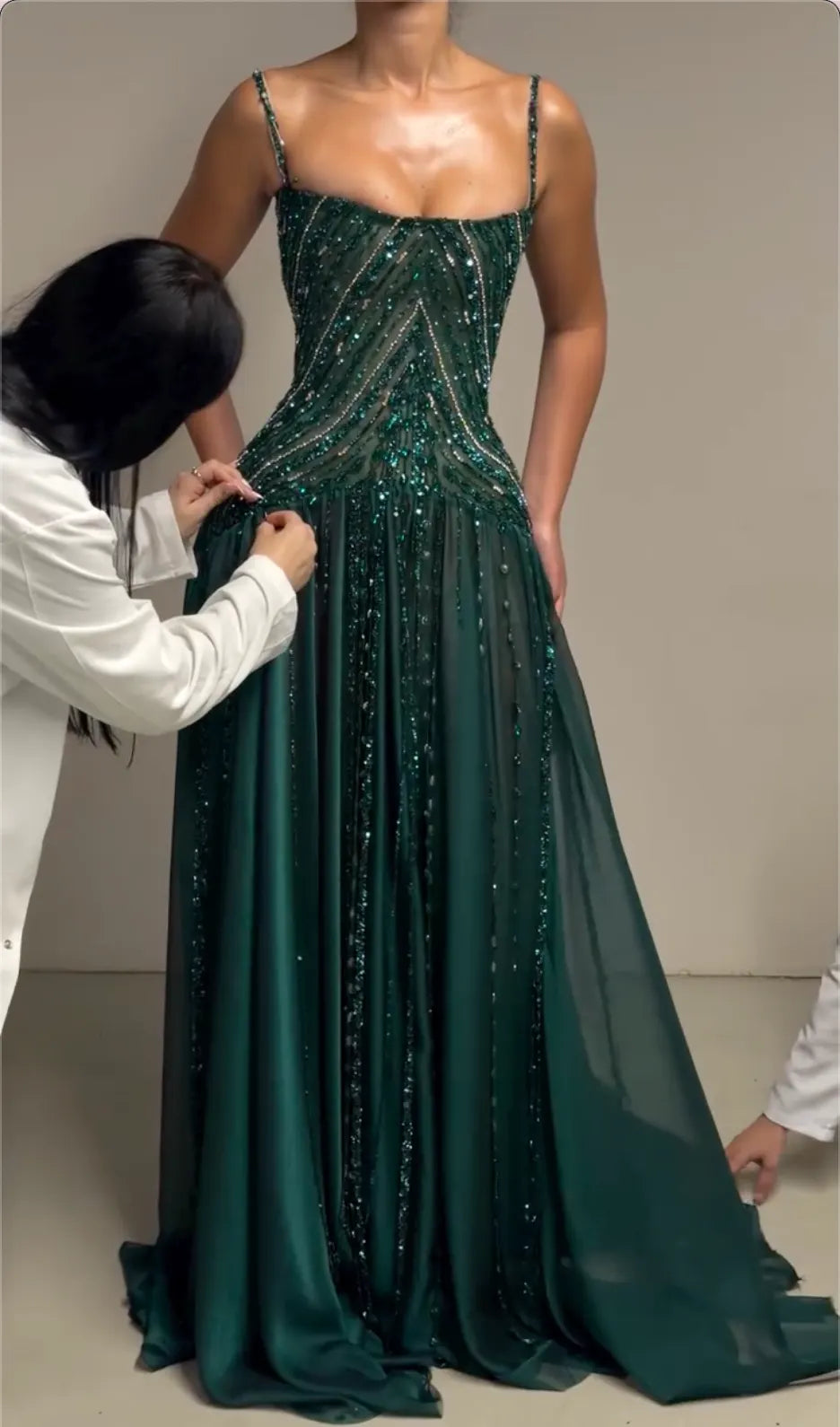Dark Green Square Neck Cape Sleeve Beaded Chiffon Maxi Evening Gown, A‐Line Flowy Formal Dress for Prom Gala Wedding Guest Red‐Carpet